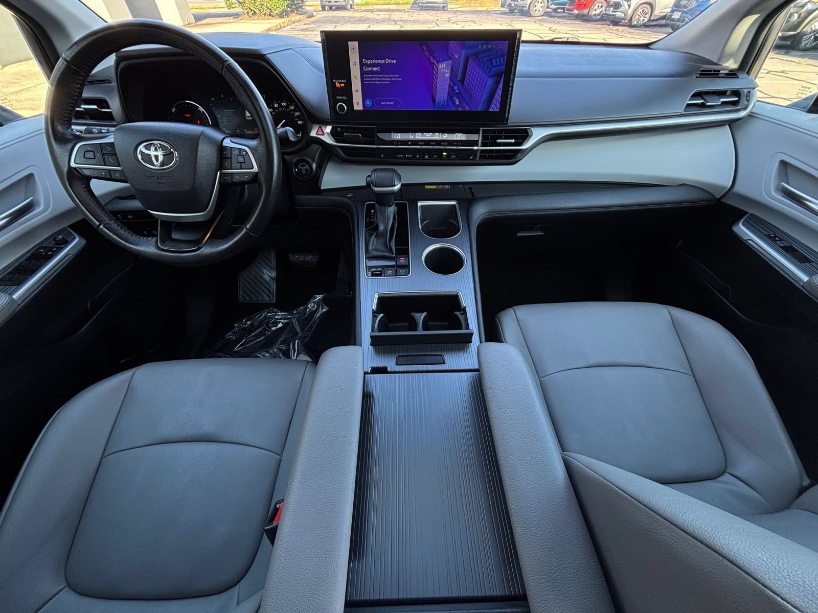 Used 2025 Toyota Sienna XLE FWD image 36