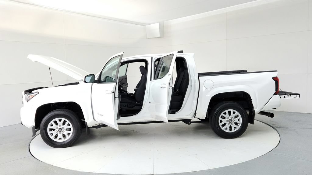 Certified 2024 Toyota Tacoma SR5 AWD/4WD image 10