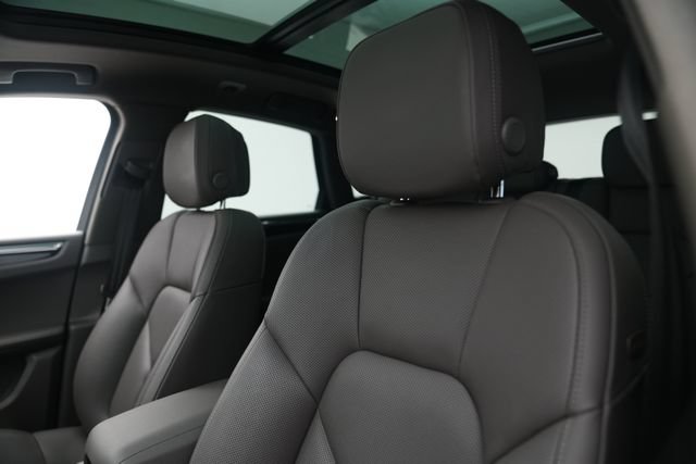 Certified 2026 Porsche Macan AWD/4WD image 11