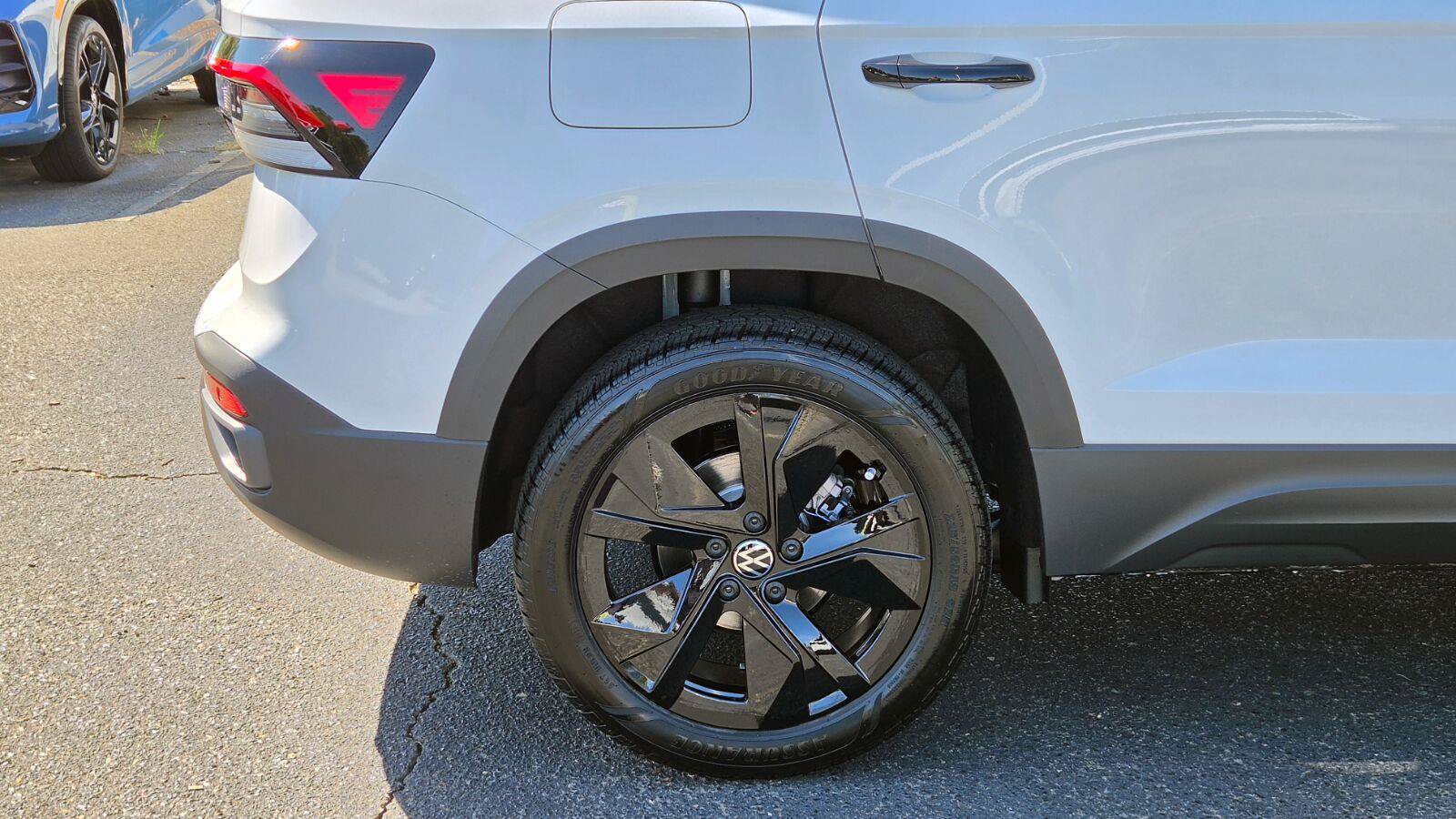 New 2027 Volkswagen Taos SE FWD image 16
