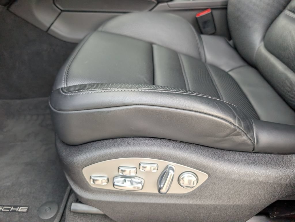 Certified 2025 Porsche Macan AWD/4WD image 27