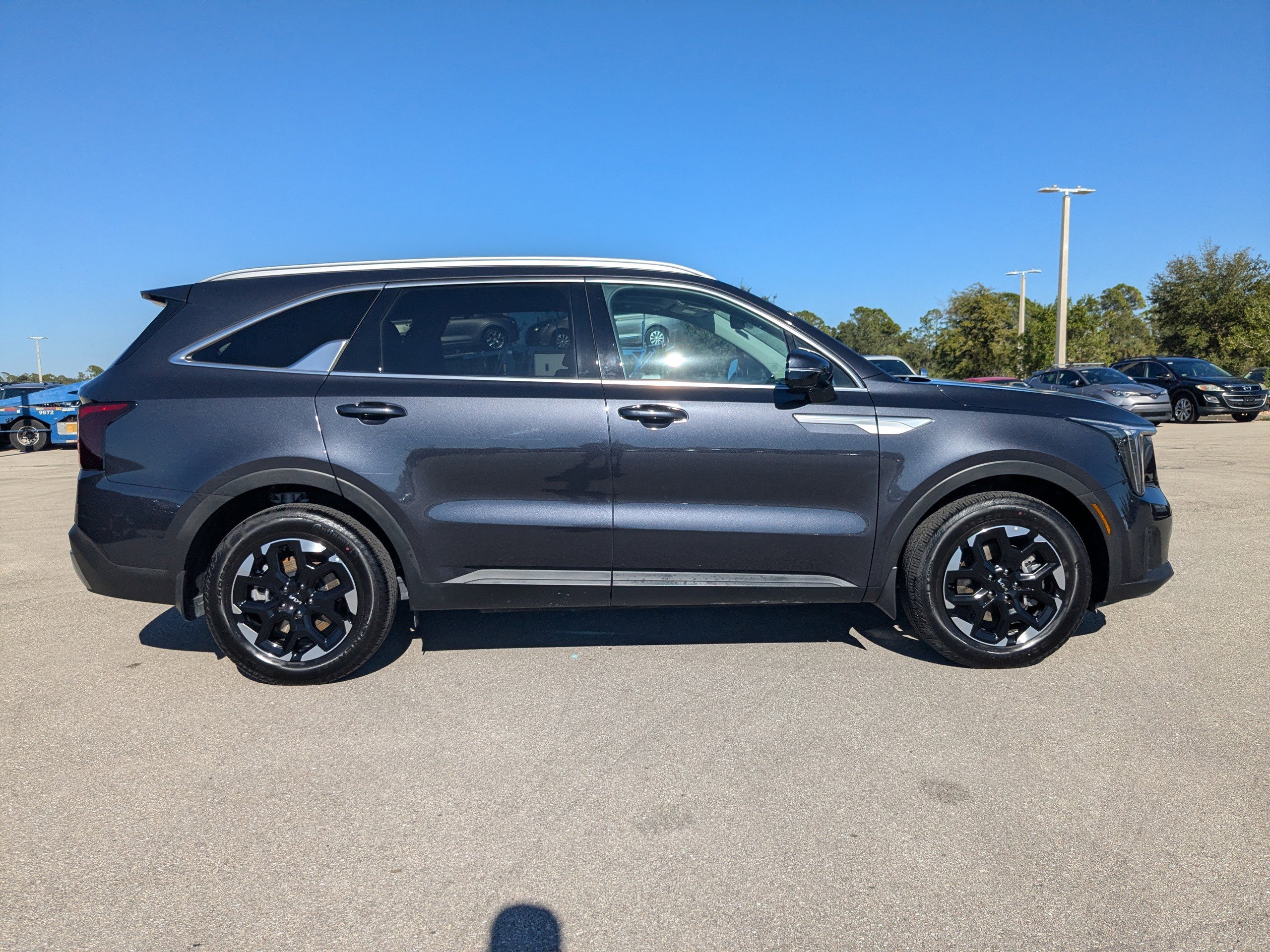 Certified 2025 Kia Sorento S w/ Panoramic Sunroof Package image 4