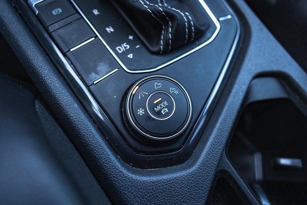 Used 2021 Volkswagen Tiguan SE w/ Panoramic Sunroof Package image 19