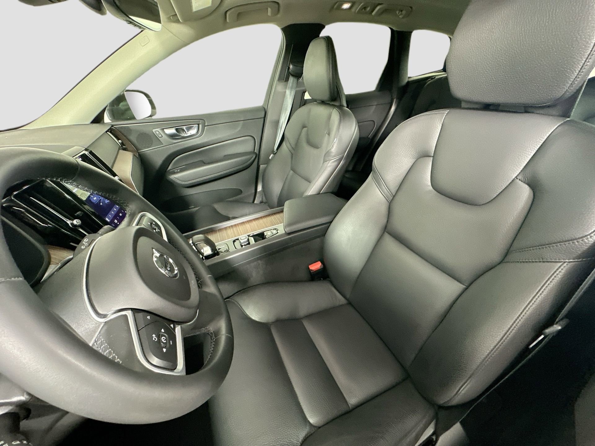 Certified 2022 Volvo XC60 B5 Momentum w/ Advanced Package image 21