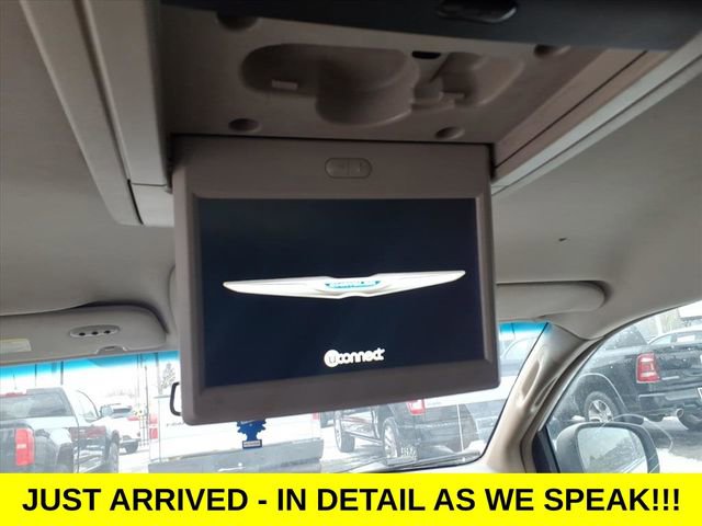 Used 2014 Chrysler Town & Country Touring-L w/ Driver Convenience Group image 13