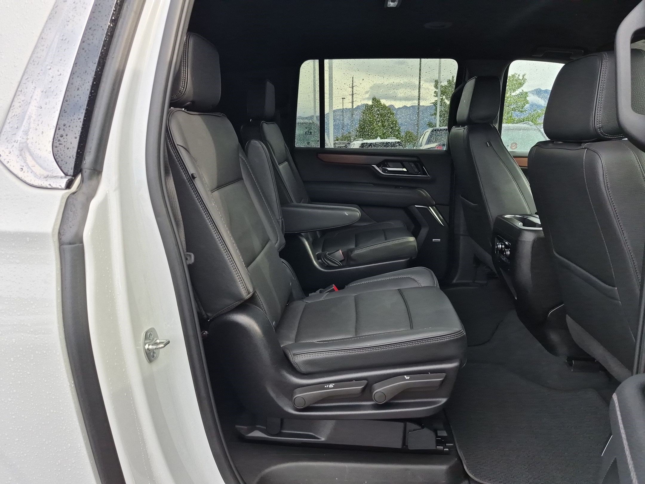 Used 2025 GMC Yukon XL Denali AWD/4WD image 30