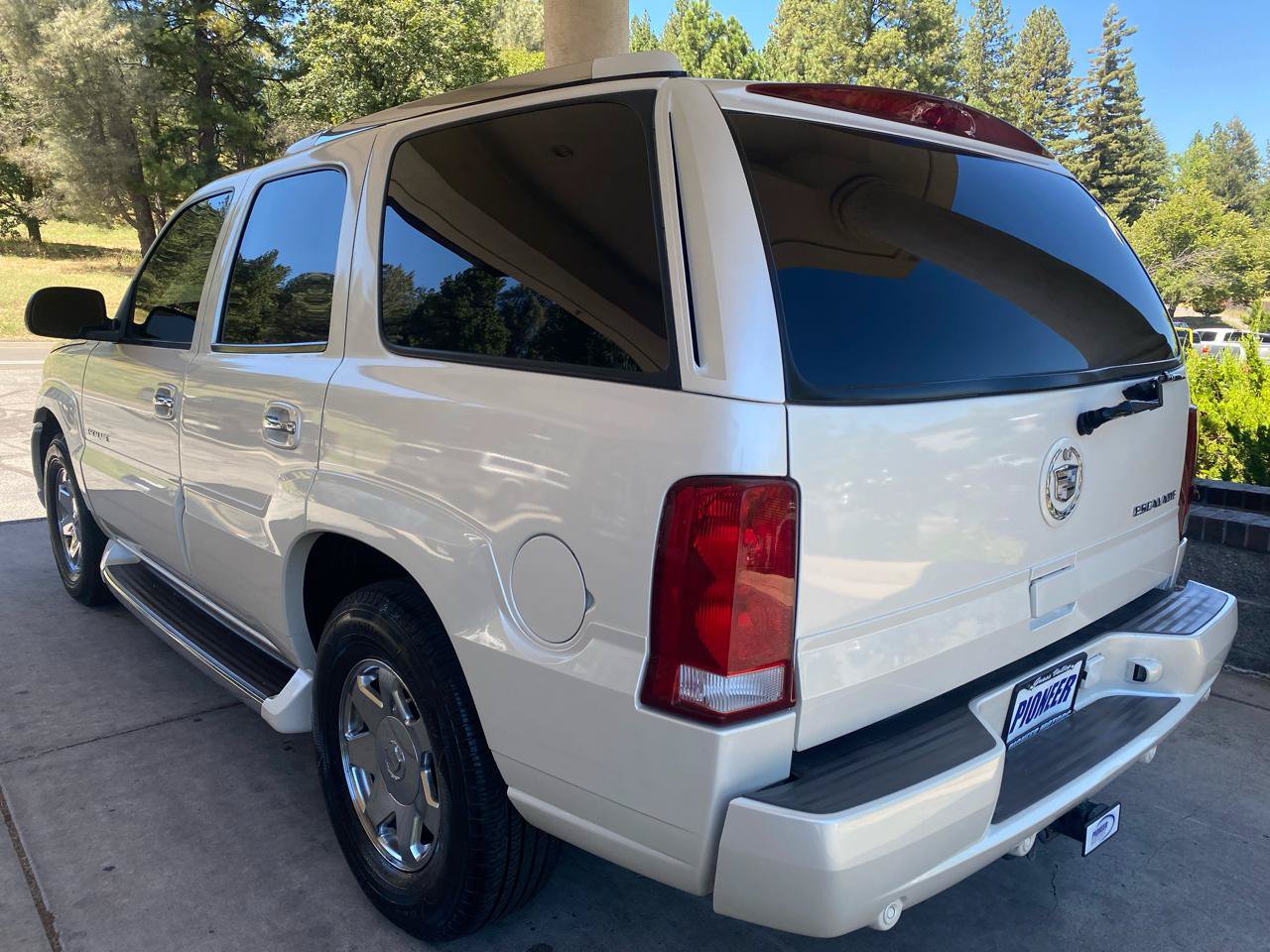 Used 2003 Cadillac Escalade 2WD image 3
