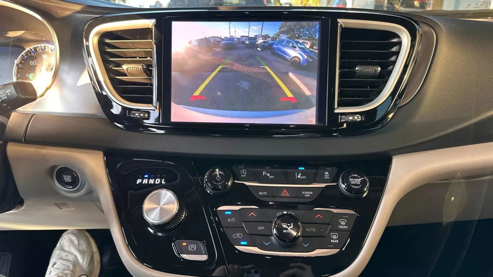 Used 2024 Chrysler Pacifica Touring-L FWD image 14