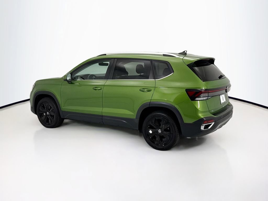 Used 2025 Volkswagen Taos SE w/ Panoramic Sunroof Package image 7
