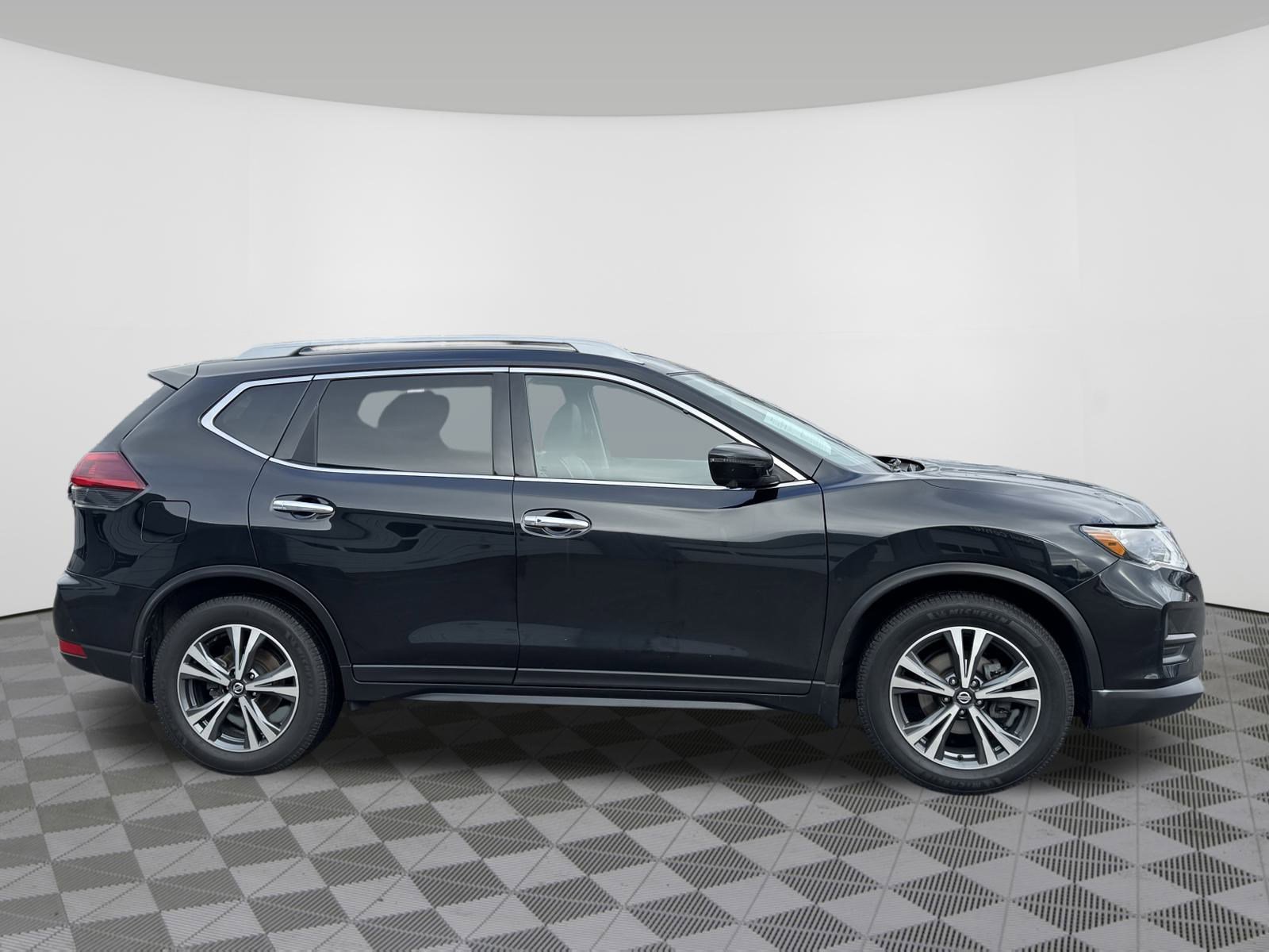 Used 2019 Nissan Rogue SV w/ Premium Package image 2