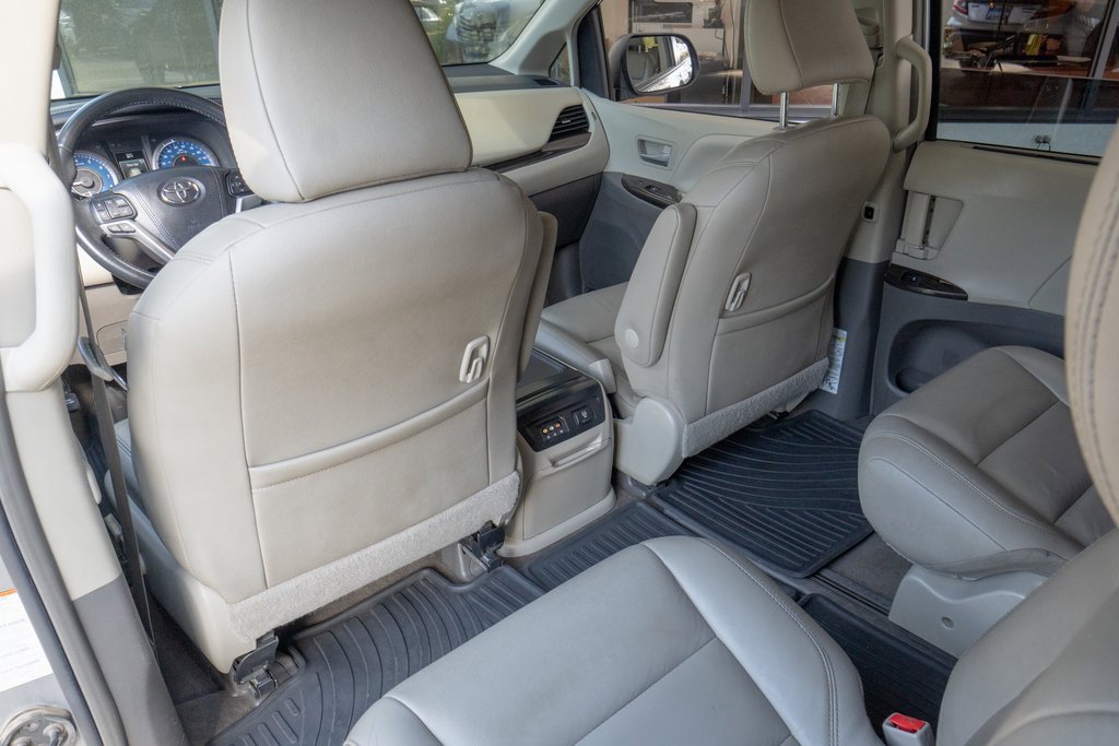 Used 2017 Toyota Sienna XLE Premium image 17