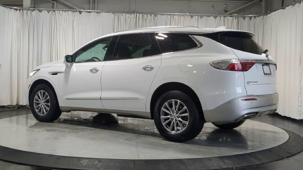 Used 2024 Buick Enclave Essence w/ Sound and Sites Package AWD/4WD image 8