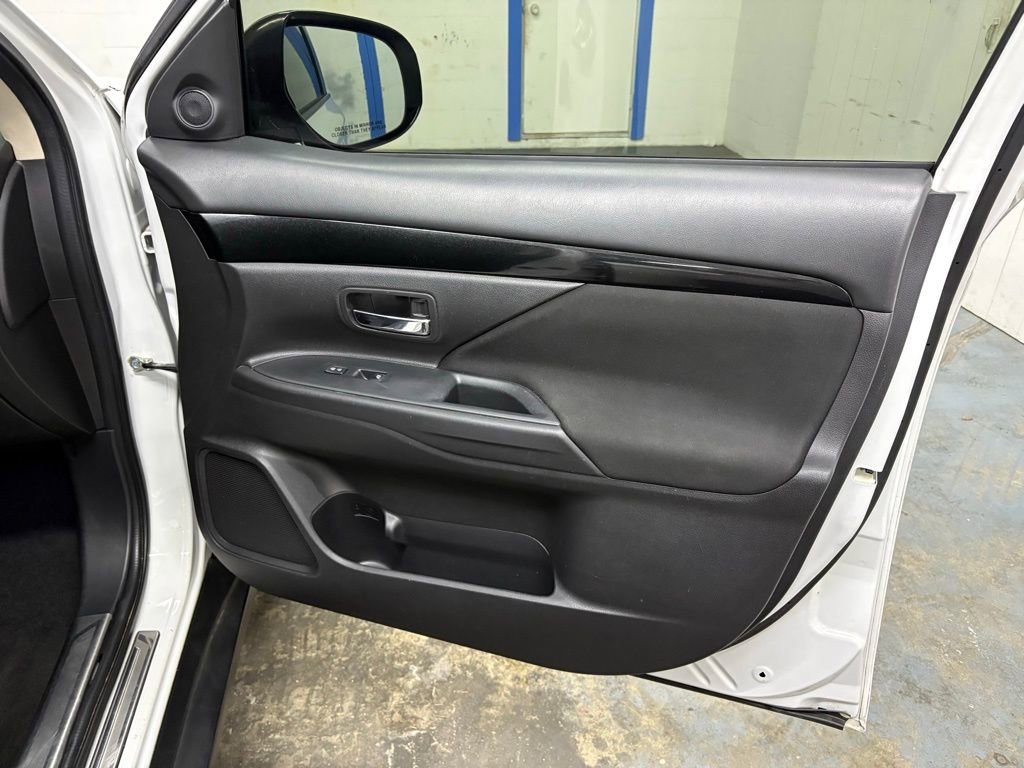 Used 2019 Mitsubishi Outlander ES image 18