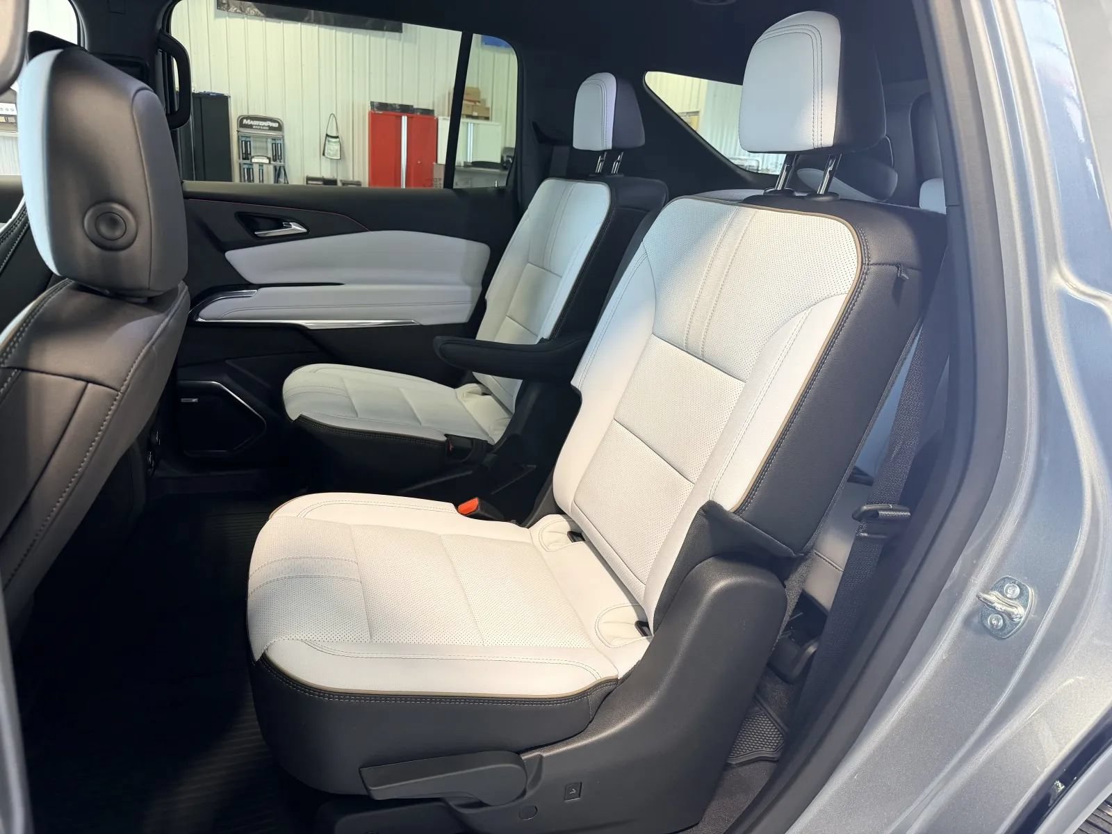 Used 2025 Chevrolet Traverse High Country w/ LPO, Cargo Package AWD/4WD image 15