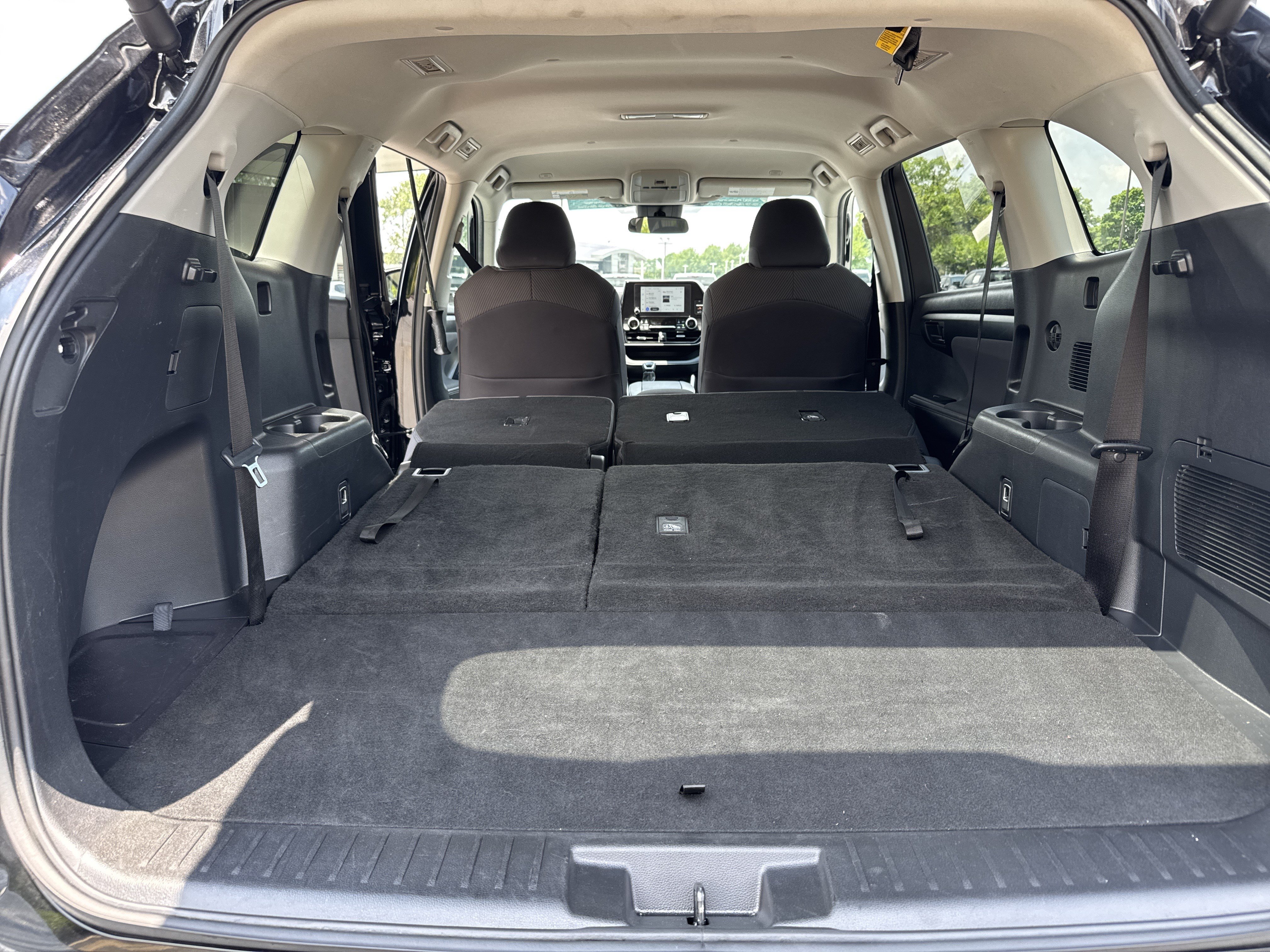 Used 2025 Toyota Highlander LE FWD image 29