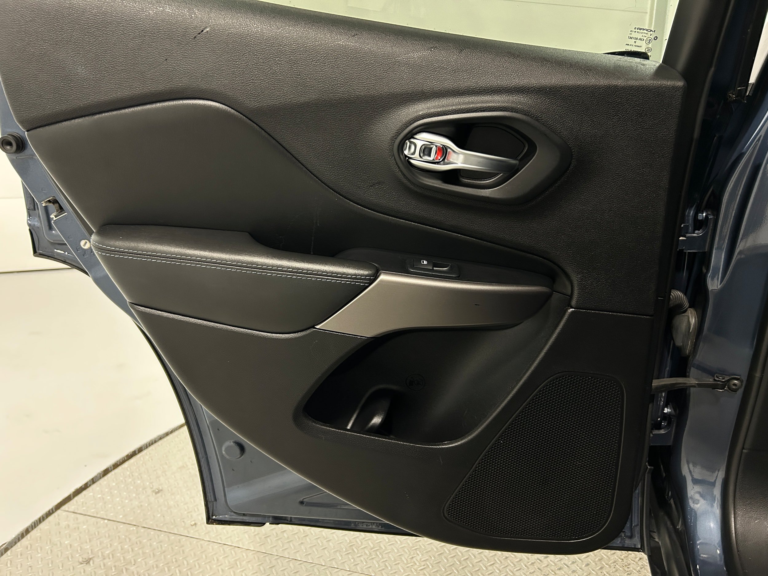 Used 2019 Jeep Cherokee Latitude Plus AWD/4WD image 29