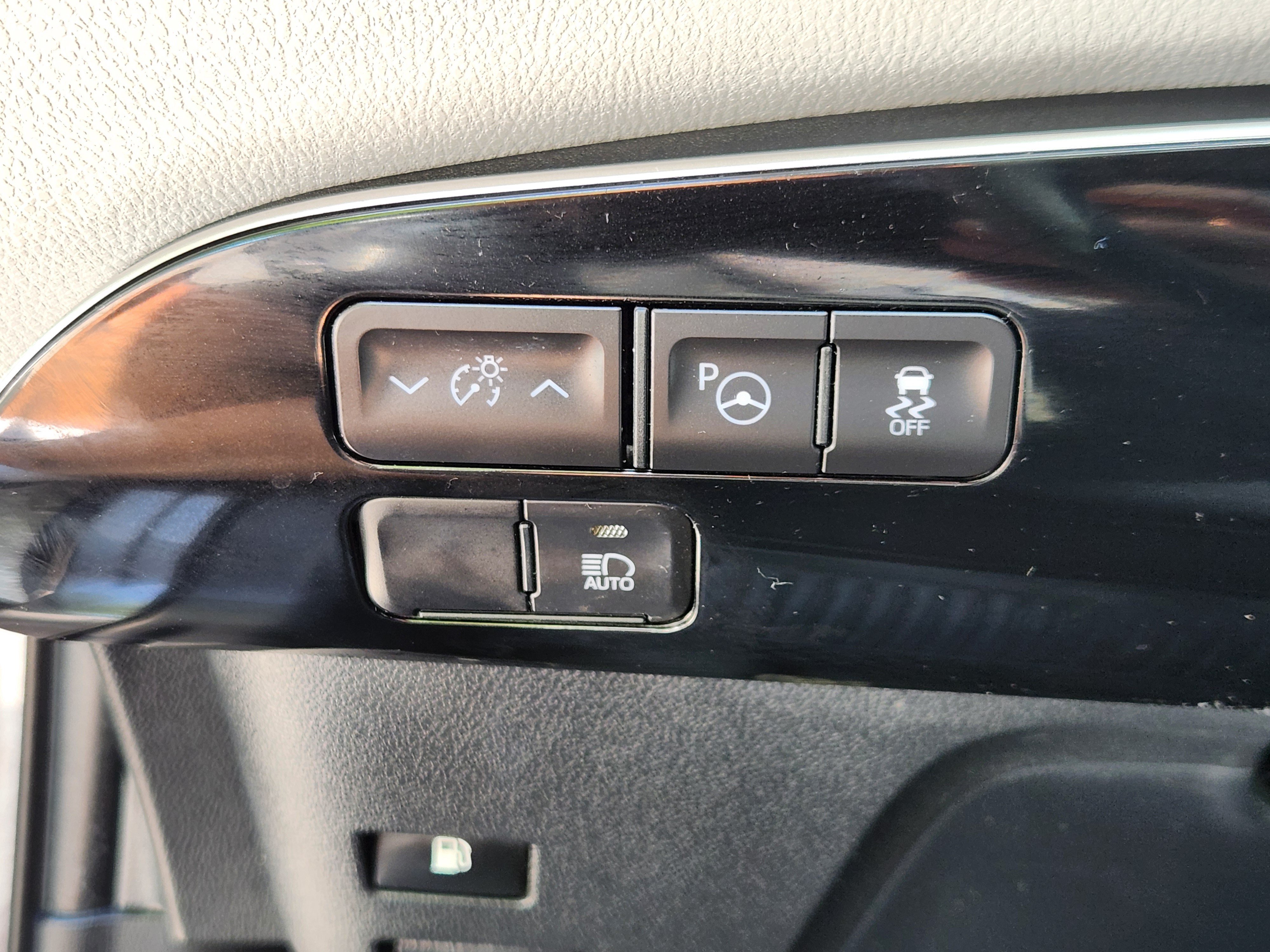 Used 2022 Toyota Prius LE AWD/4WD image 23