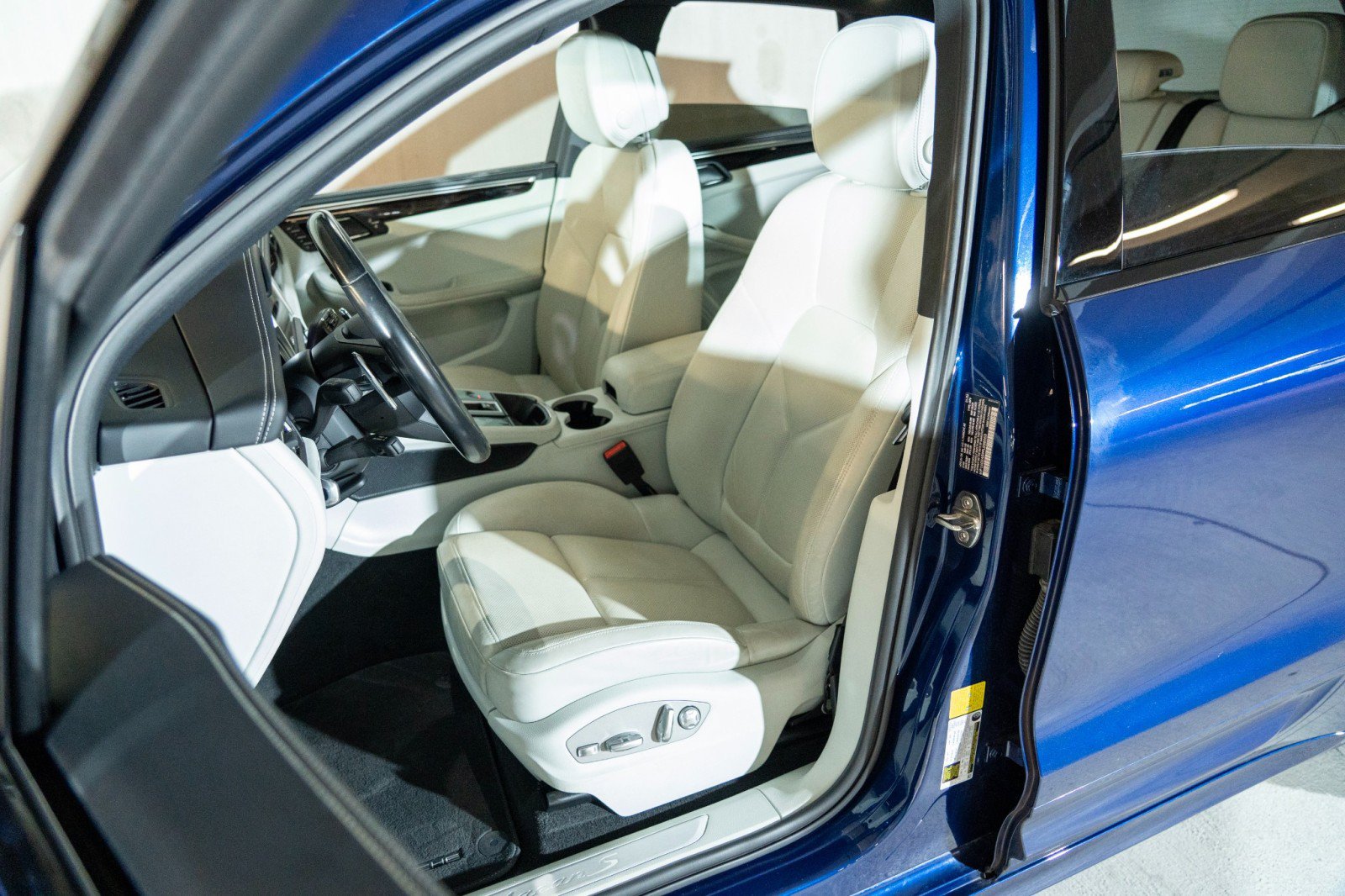 Certified 2023 Porsche Macan S AWD/4WD image 5