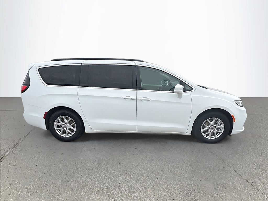 Used 2022 Chrysler Pacifica Touring-L image 3