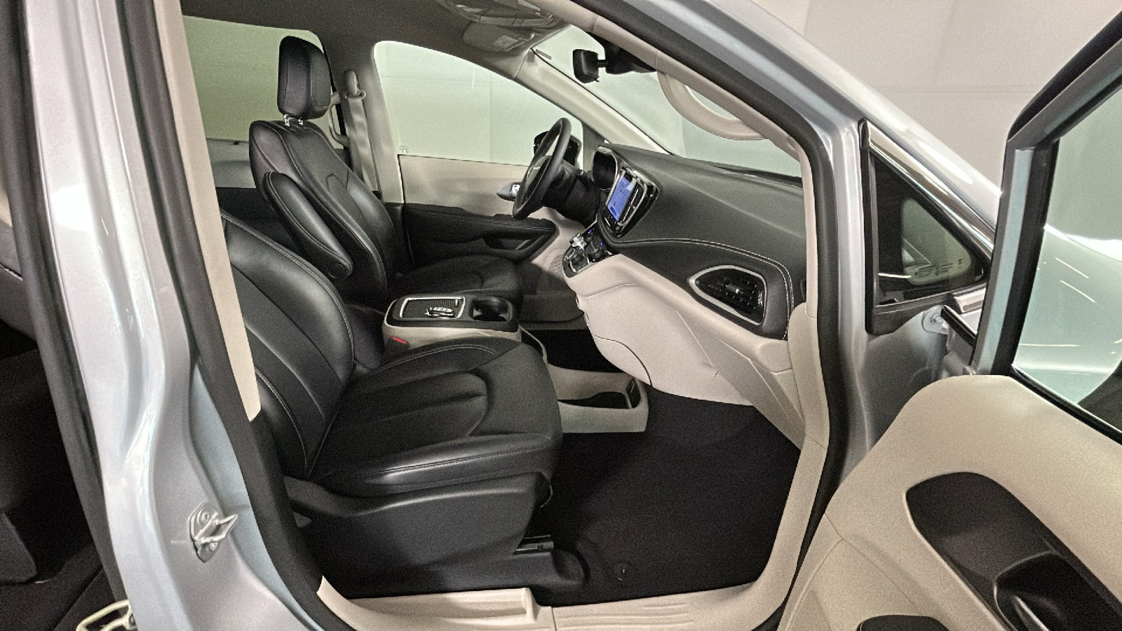 Used 2024 Chrysler Pacifica Touring-L AWD/4WD image 36