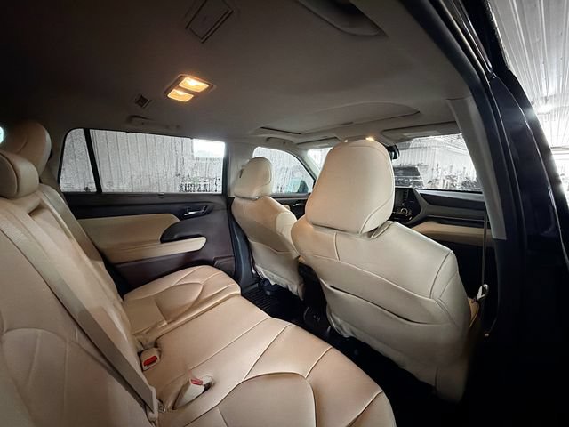 Used 2020 Toyota Highlander XLE AWD/4WD image 11