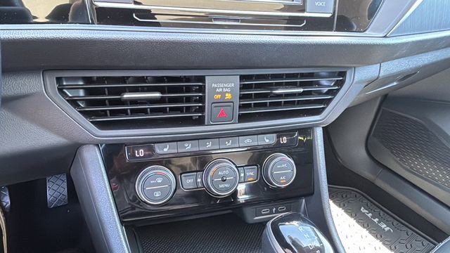 Used 2023 Volkswagen Jetta SE w/ Panoramic Sunroof Package FWD image 31