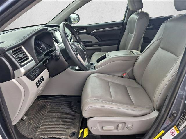 Used 2018 Toyota Highlander Limited Platinum AWD/4WD image 16