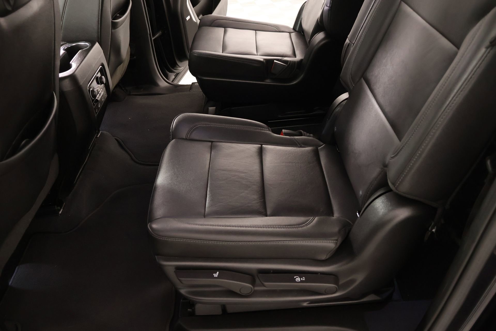 Used 2023 Chevrolet Suburban LT w/ Luxury Package image 12