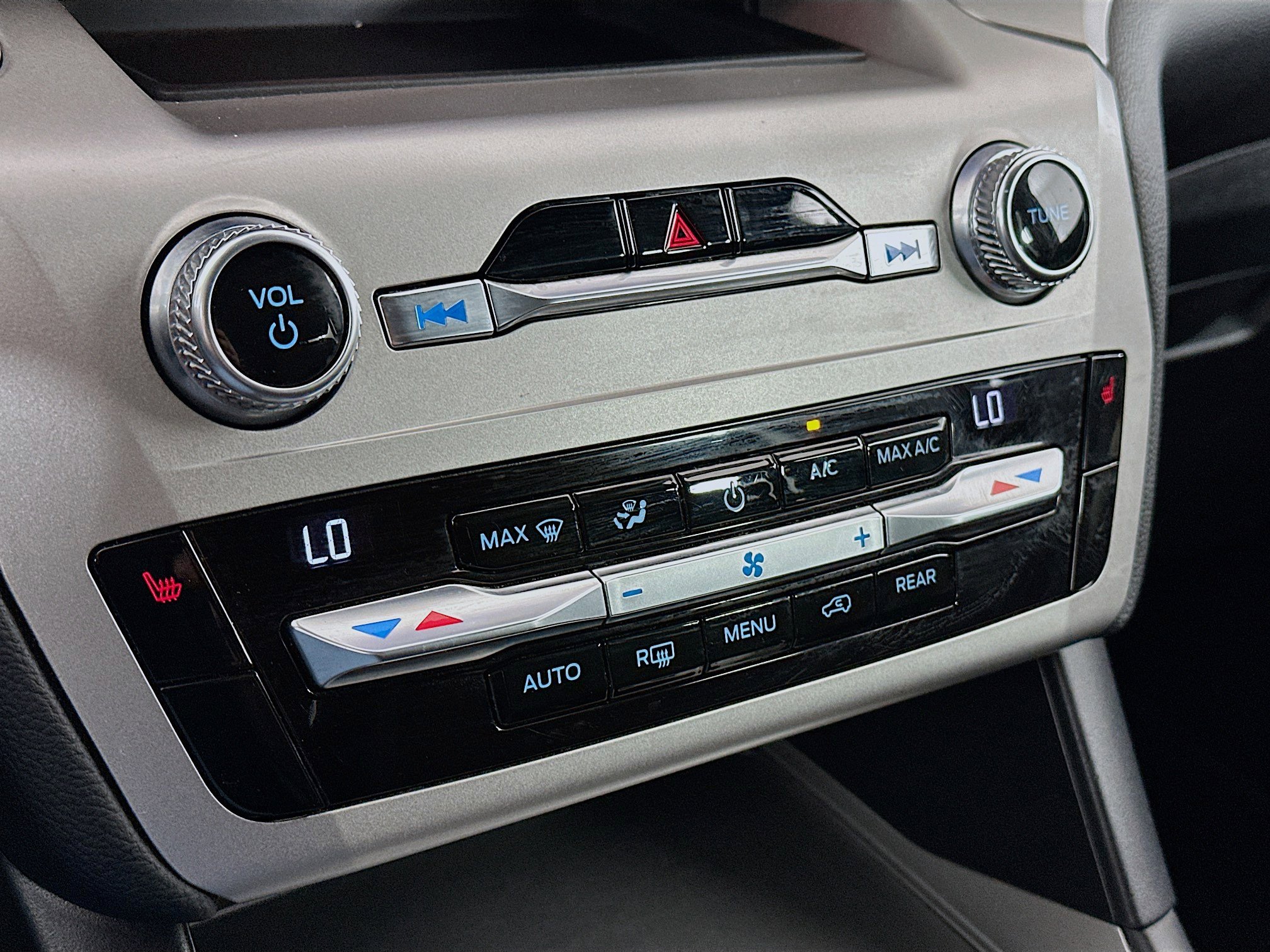 Used 2021 Ford Explorer XLT image 23