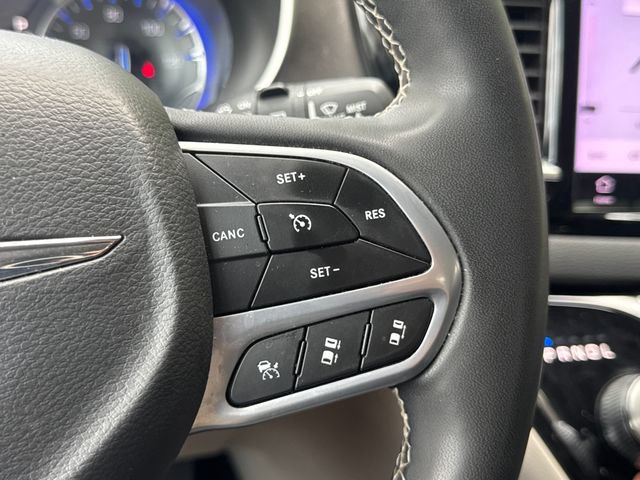 Used 2023 Chrysler Pacifica Touring-L FWD image 28