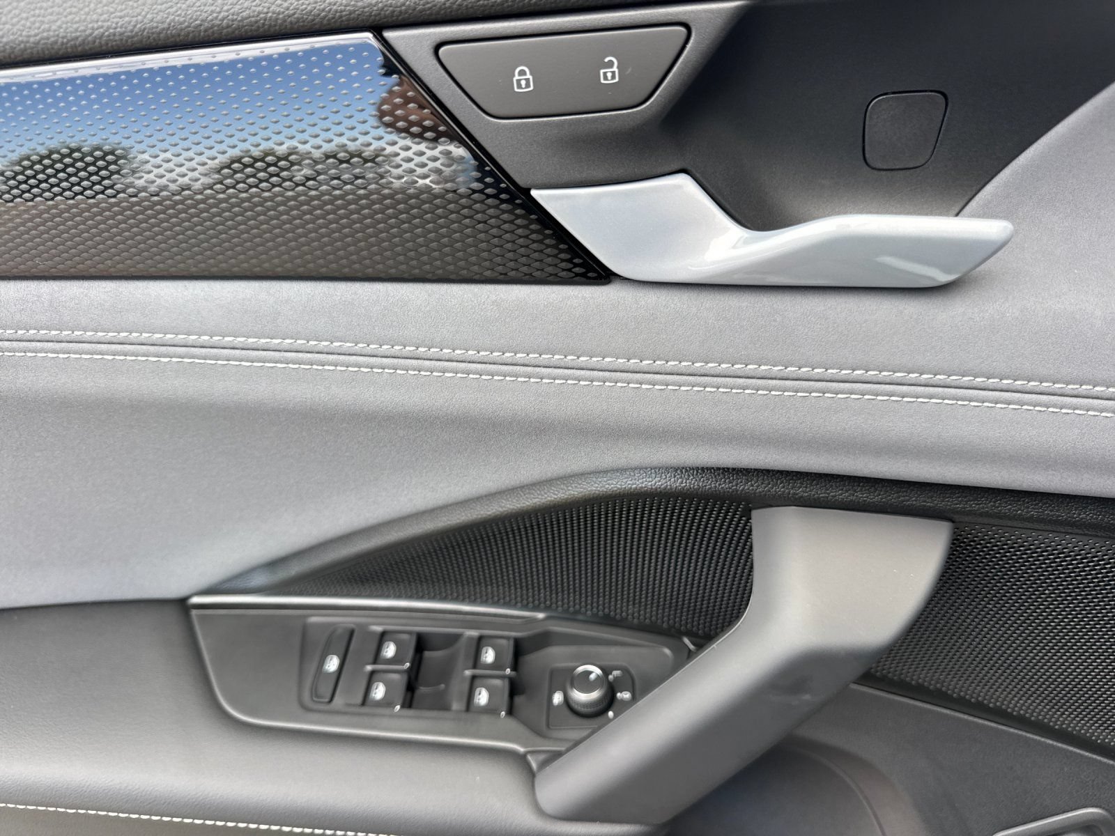 New 2026 Volkswagen Tiguan SE R-Line FWD image 11