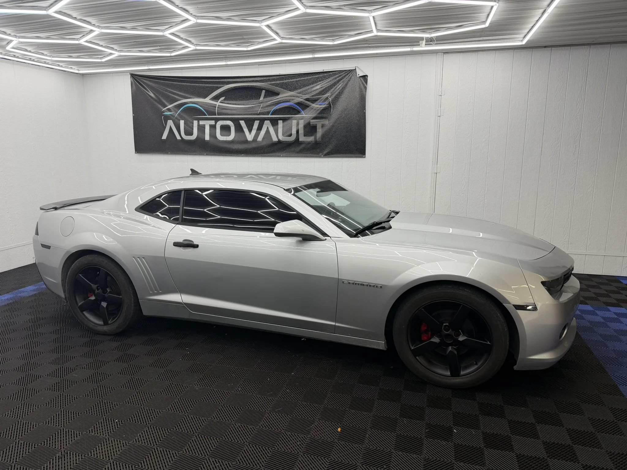 Used 2015 Chevrolet Camaro LT w/ 1LT Preferred Package RWD image 2