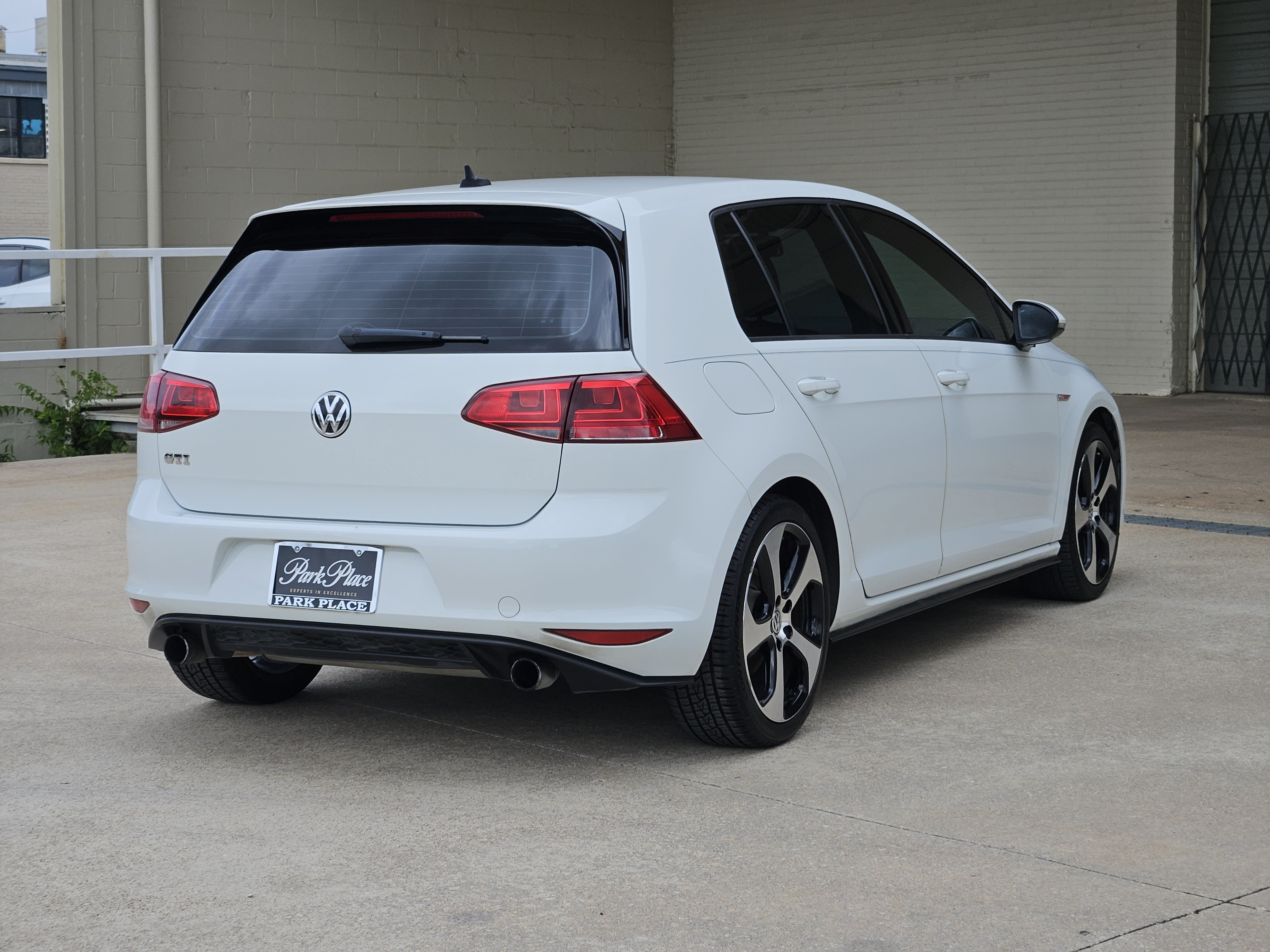 Used 2017 Volkswagen Golf 4-Door FWD image 9