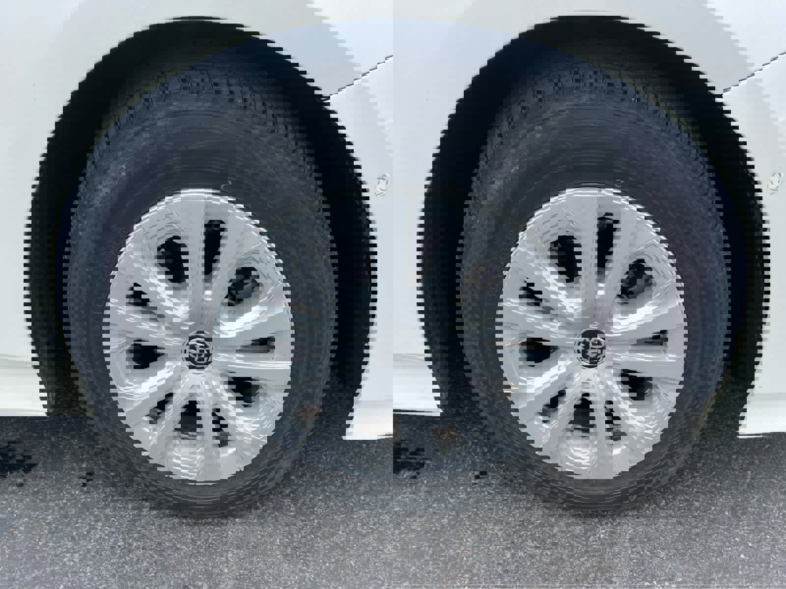 Used 2019 Toyota Prius LE image 16