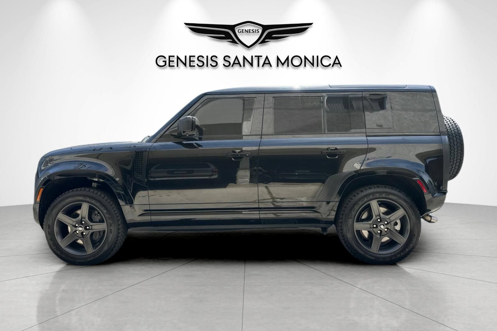 Used 2025 Land Rover Defender 110 X-Dynamic SE AWD/4WD image 8