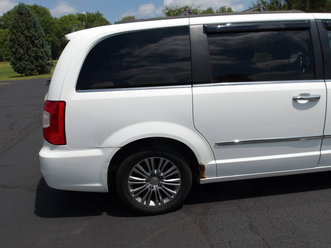 Used 2014 Chrysler Town & Country Touring-L w/ Trailer Tow Group FWD image 37