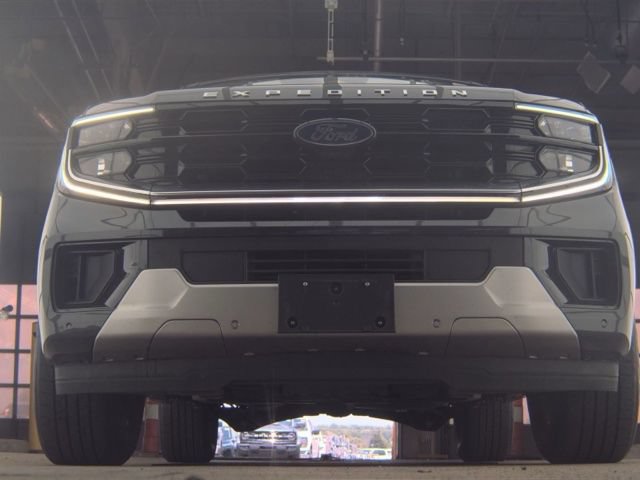 Used 2025 Ford Expedition Platinum AWD/4WD image 3