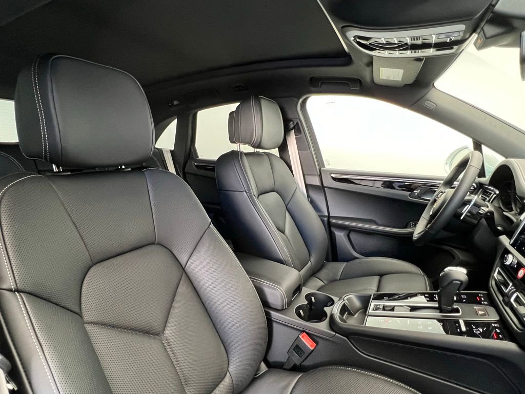 Used 2026 Porsche Macan Turbo AWD/4WD image 18