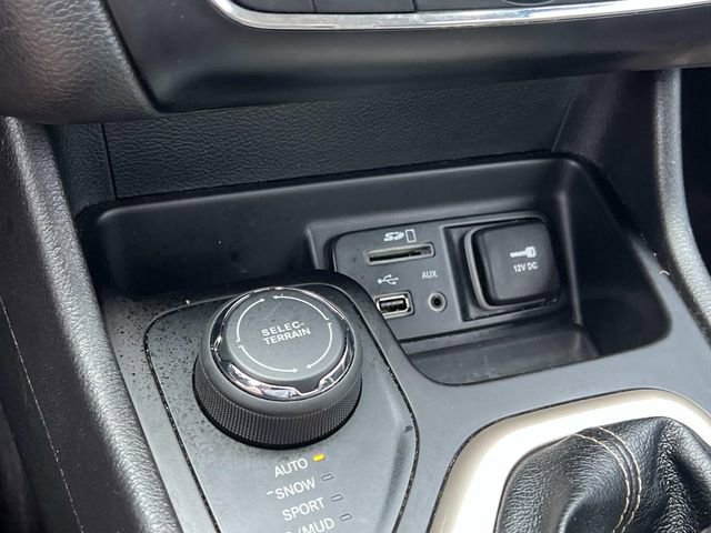 Used 2017 Jeep Cherokee Latitude w/ Safety/Convenience Group AWD/4WD image 23