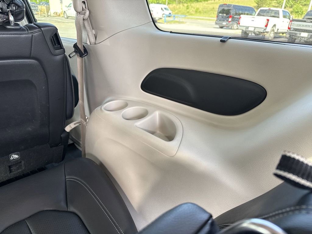 Used 2022 Chrysler Pacifica Touring-L FWD image 28