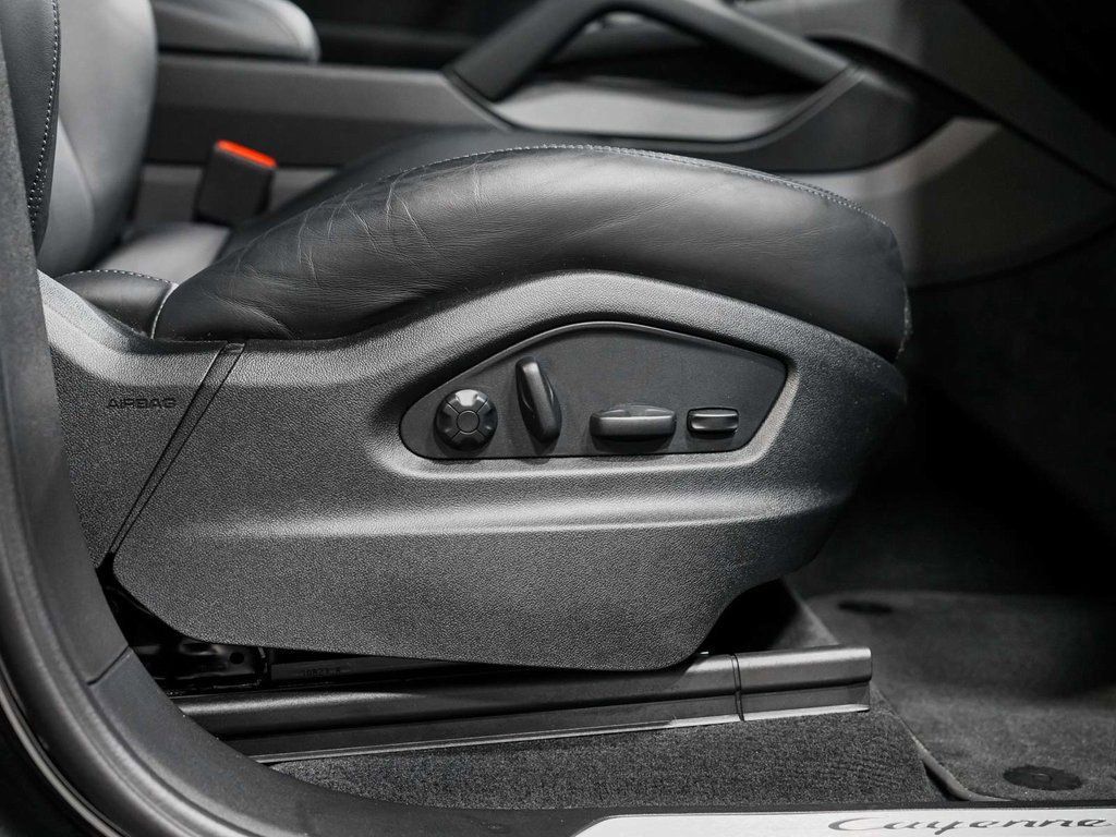 Used 2023 Porsche Cayenne w/ Premium Package image 38