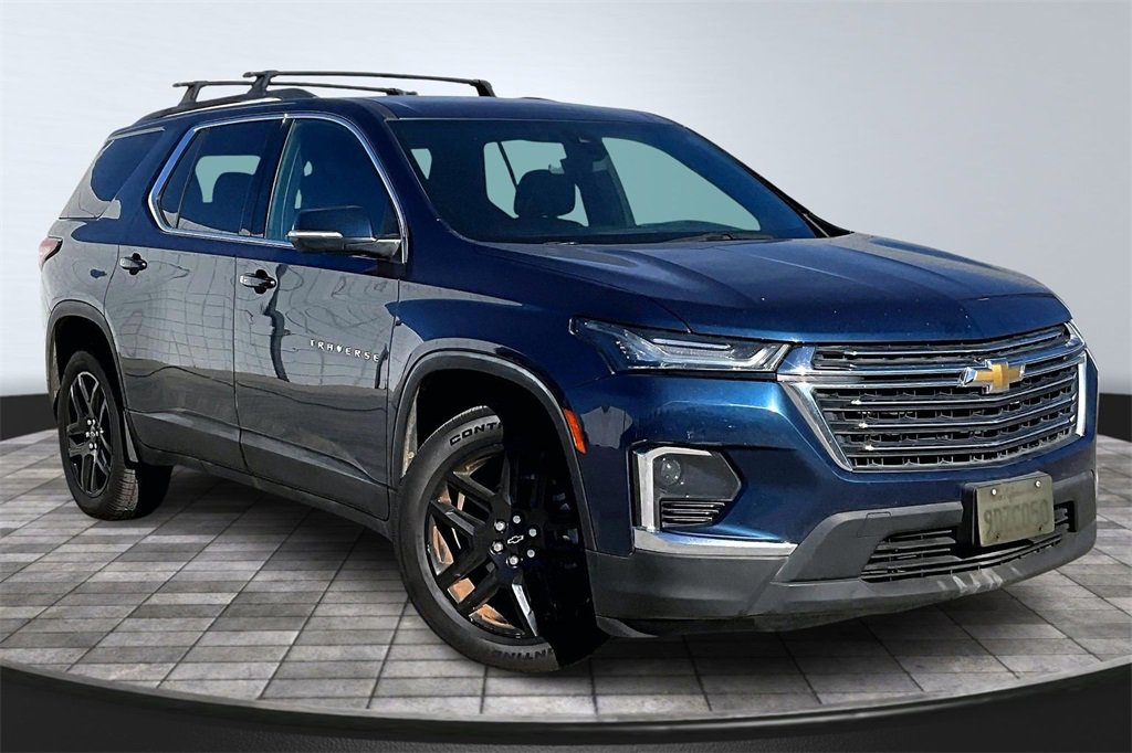 Used 2023 Chevrolet Traverse LT image 2