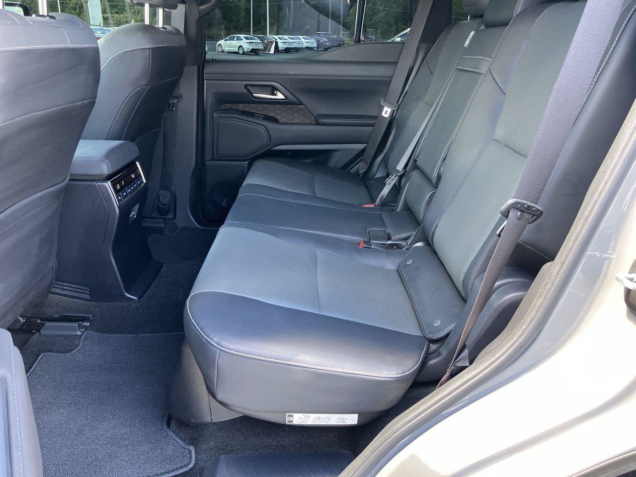Used 2024 Lexus GX 550 w/ Accessory Package (31) AWD/4WD image 27