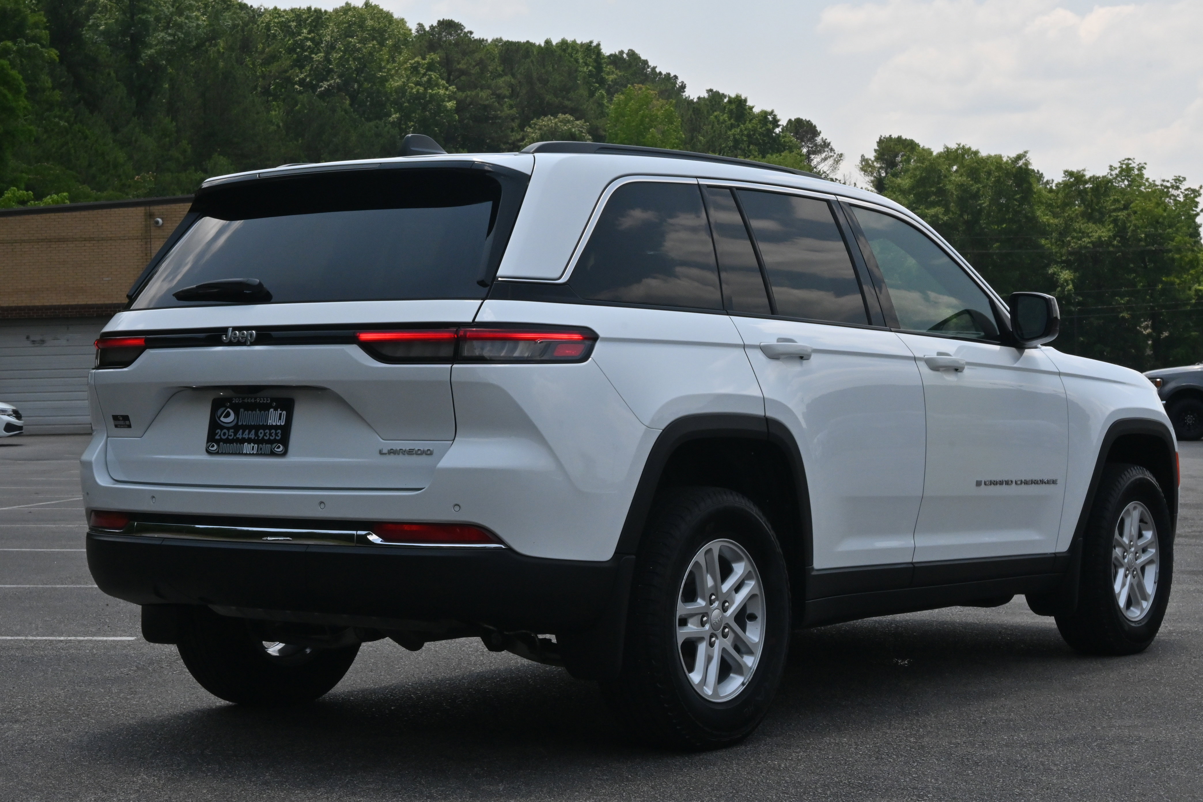 Used 2024 Jeep Grand Cherokee Laredo w/ MOPAR Finishing Package image 9