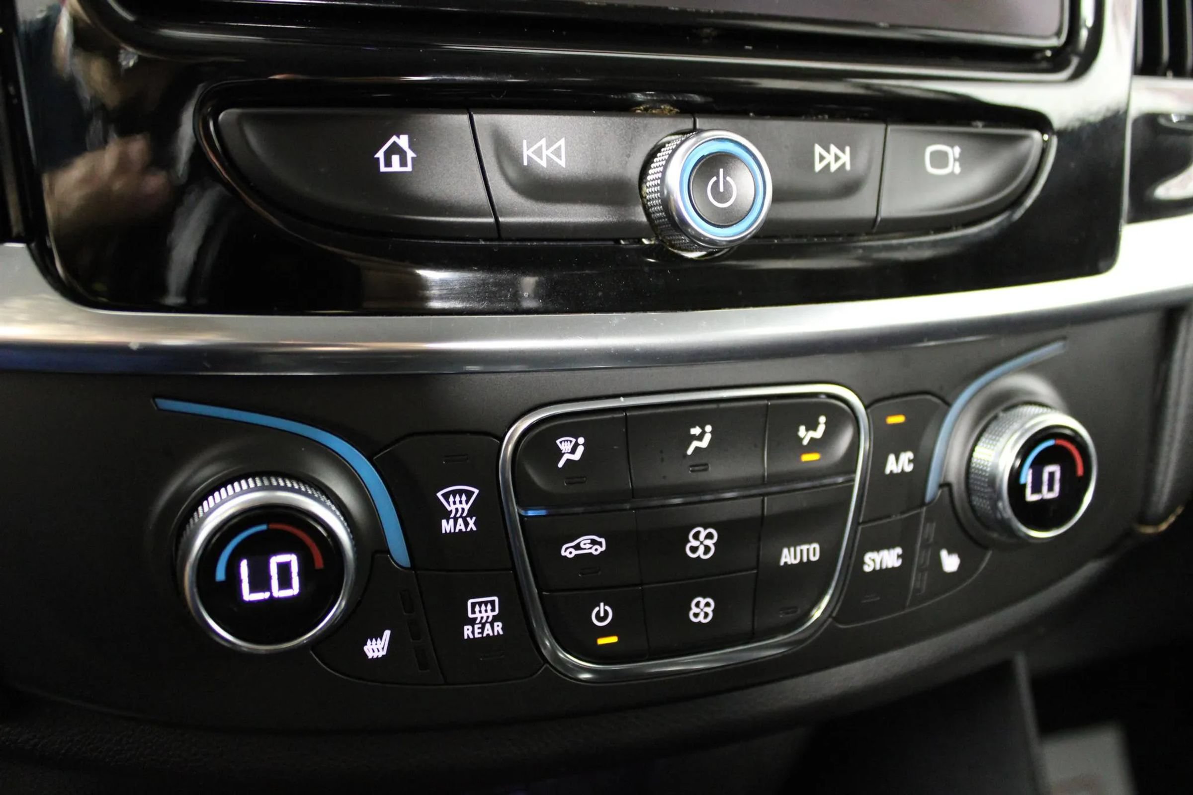 Used 2021 Chevrolet Traverse RS w/ LPO, Floor Liner Package AWD/4WD image 25