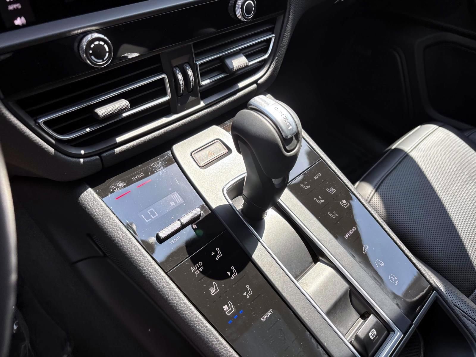 Used 2026 Porsche Macan AWD/4WD image 34