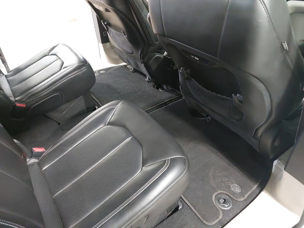 Used 2024 Chrysler Pacifica Touring-L FWD image 11