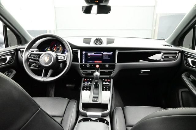 Certified 2025 Porsche Macan AWD/4WD image 20