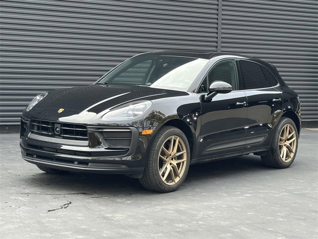 Certified 2025 Porsche Macan image 1