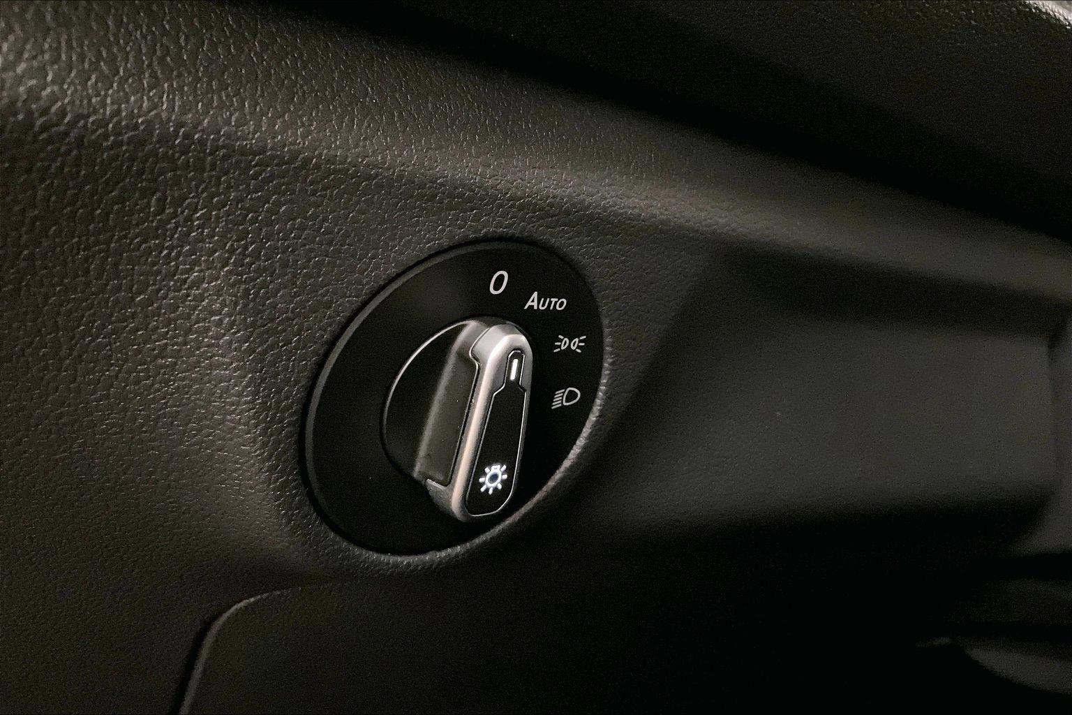 Used 2024 Volkswagen Jetta SE image 30